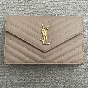 CASSANDRE MATELASSÉ ENVELOPE CHAIN WALLET IN GRAIN DE POUDRE EMBOSSED LEATHER